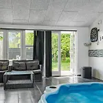 4 Bedroom Cozy In Semesterbostad Rødby