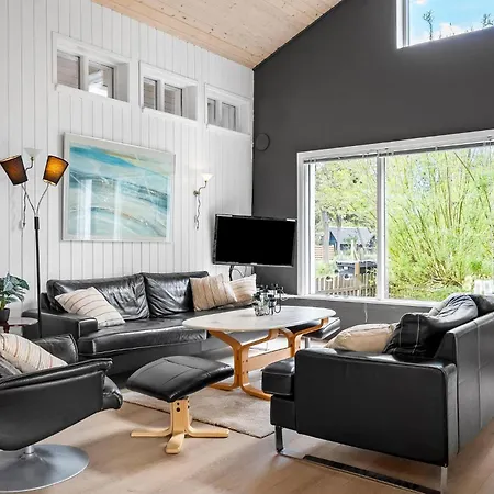 4 Bedroom Cozy In Rodby Feriehus Rødby