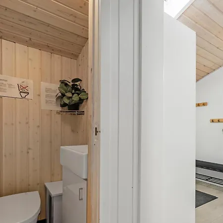 Holiday home 4 Bedroom Cozy In Rodby Kramnitse