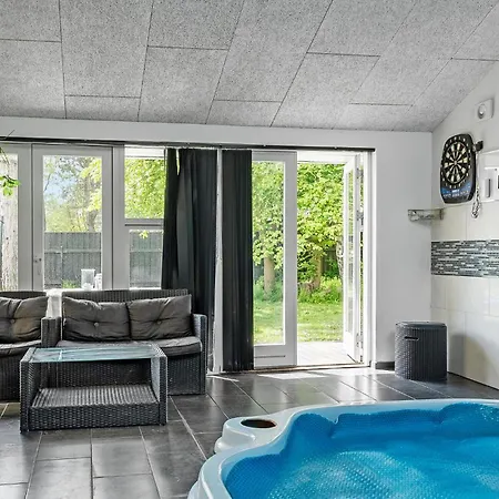 4 Bedroom Cozy In Rodby Holiday home Kramnitse