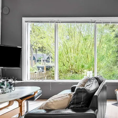 4 Bedroom Cozy In Rodby Holiday home Kramnitse