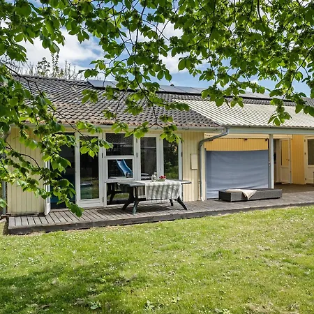 4 Bedroom Cozy In Rodby Kramnitse