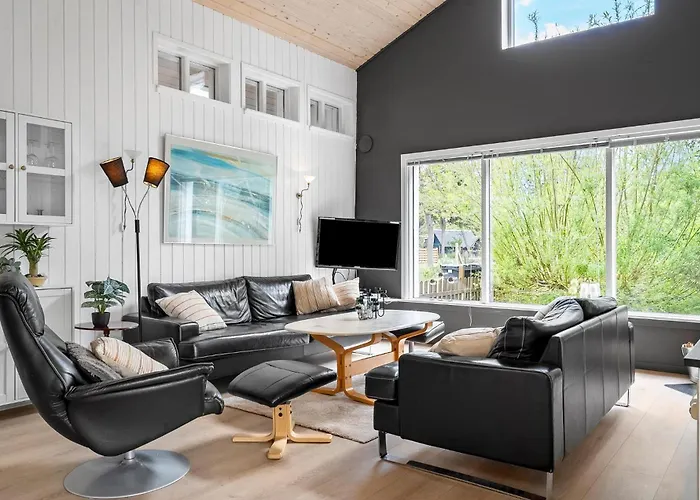 4 Bedroom Cozy In 度假居 Rødby