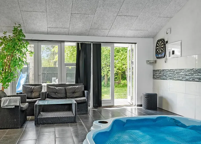 4 Bedroom Cozy In 度假居 Rødby