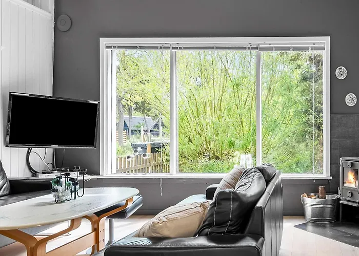 4 Bedroom Cozy In 度假居 Rødby